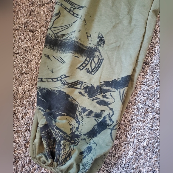 Amry Green Grunge Skull Sweatpants - Picture 2 of 5